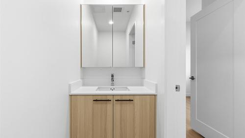 Th4-1390 Pridham Avenue, Kelowna, BC - Indoor Photo Showing Bathroom