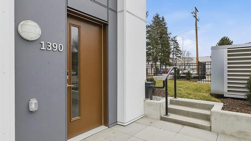 Th4-1390 Pridham Avenue, Kelowna, BC - Outdoor With Exterior
