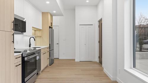 Th4-1390 Pridham Avenue, Kelowna, BC - Indoor Photo Showing Kitchen With Upgraded Kitchen