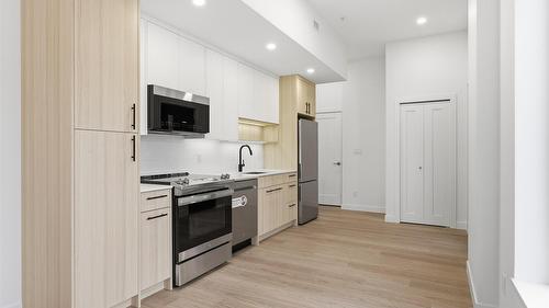 Th4-1390 Pridham Avenue, Kelowna, BC - Indoor Photo Showing Kitchen With Upgraded Kitchen
