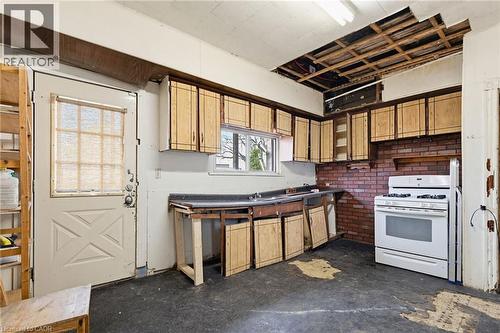 39 Munroe Street, Hamilton, ON - Indoor Photo Showing Kitchen
