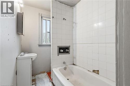 39 Munroe Street, Hamilton, ON - Indoor Photo Showing Bathroom