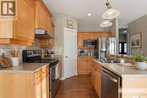 607 Beckett Crescent, Saskatoon, SK - Indoor Photo Showing Kitchen With Double Sink With Upgraded Kitchen