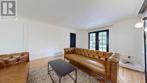 178 Breezy Pines Drive, Mississauga, ON - Indoor Photo Showing Living Room