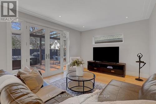 592 Brierwood Avenue, Ottawa, ON - Indoor Photo Showing Living Room