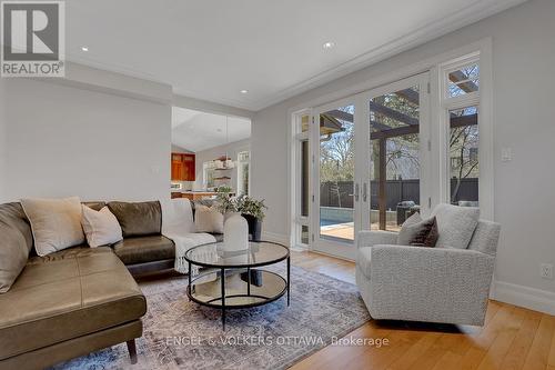 592 Brierwood Avenue, Ottawa, ON - Indoor Photo Showing Living Room