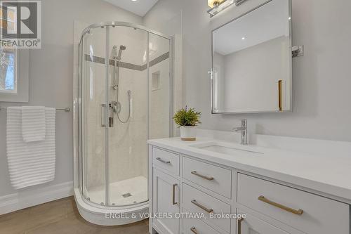 592 Brierwood Avenue, Ottawa, ON - Indoor Photo Showing Bathroom