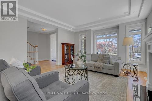 592 Brierwood Avenue, Ottawa, ON - Indoor Photo Showing Living Room
