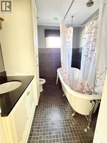 408 Assiniboia Street, Weyburn, SK - Indoor Photo Showing Bathroom