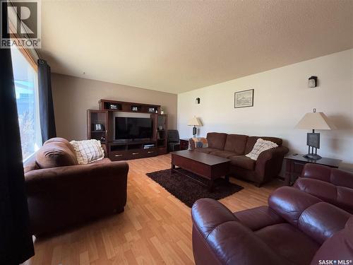 208 1St Street E, Climax, SK - Indoor Photo Showing Living Room