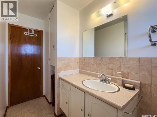 208 1St Street E, Climax, SK - Indoor Photo Showing Bathroom