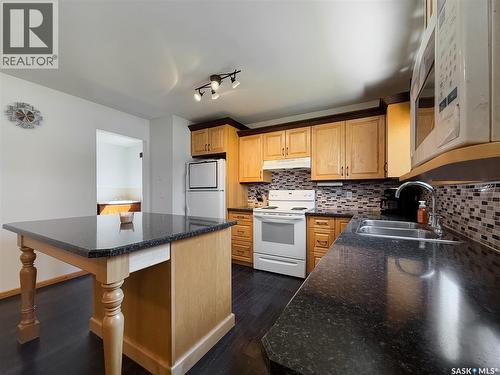 208 1St Street E, Climax, SK - Indoor Photo Showing Kitchen With Double Sink