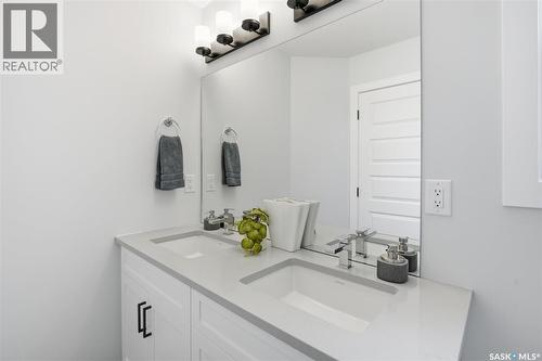 410 Leskiw Bend, Saskatoon, SK - Indoor Photo Showing Bathroom