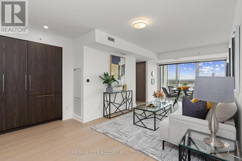 2015 - 17 BATHURST STREET  Toronto, ON M5V 0N1