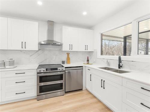 910 St Therese Ave, Winnipeg, MB 