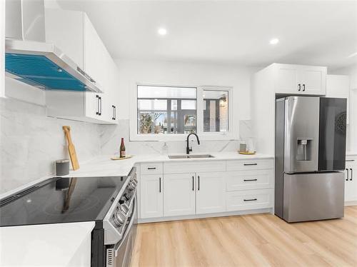 910 St Therese Ave, Winnipeg, MB 