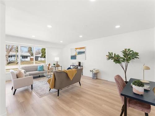 910 St Therese Ave, Winnipeg, MB 