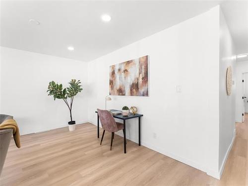 910 St Therese Ave, Winnipeg, MB 