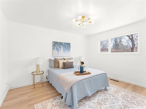 910 St Therese Ave, Winnipeg, MB 