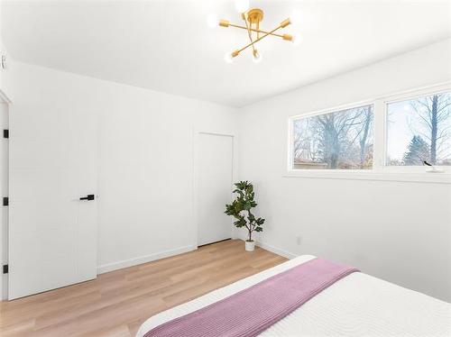 910 St Therese Ave, Winnipeg, MB 