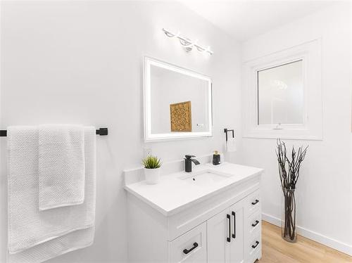 910 St Therese Ave, Winnipeg, MB 