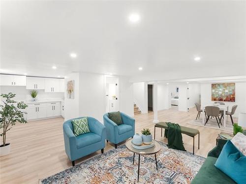 910 St Therese Ave, Winnipeg, MB 