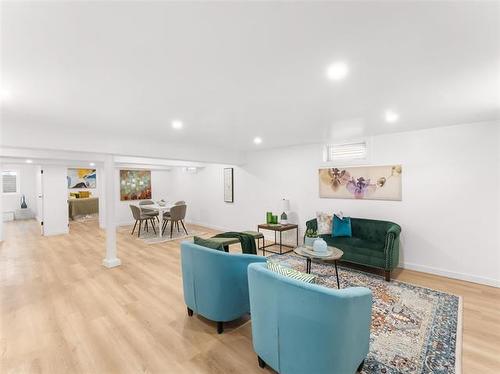 910 St Therese Ave, Winnipeg, MB 