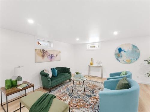 910 St Therese Ave, Winnipeg, MB 