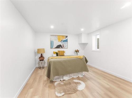 910 St Therese Ave, Winnipeg, MB 