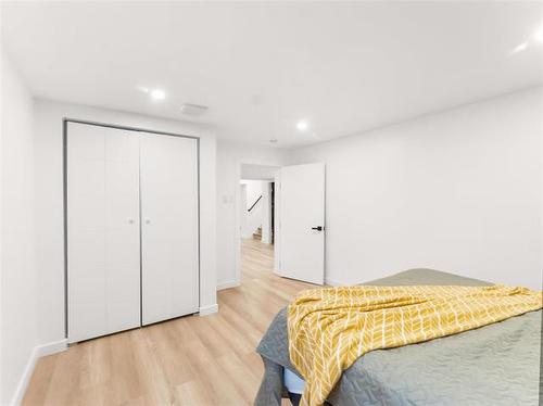 910 St Therese Ave, Winnipeg, MB 