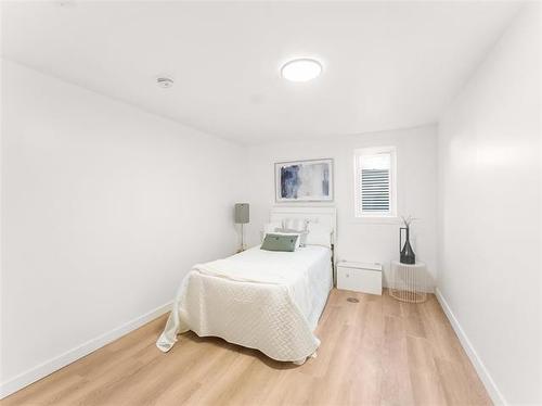 910 St Therese Ave, Winnipeg, MB 