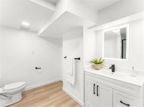 910 St Therese Ave, Winnipeg, MB 