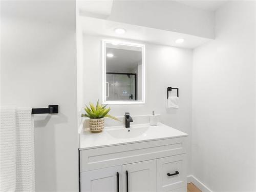 910 St Therese Ave, Winnipeg, MB 