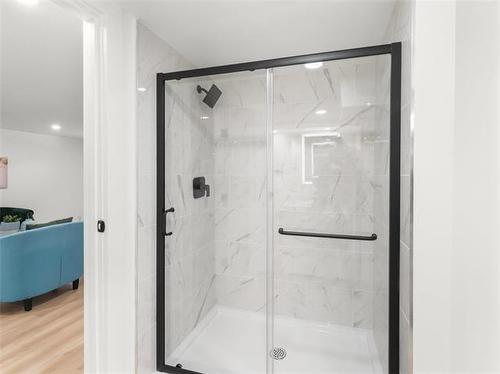 910 St Therese Ave, Winnipeg, MB 