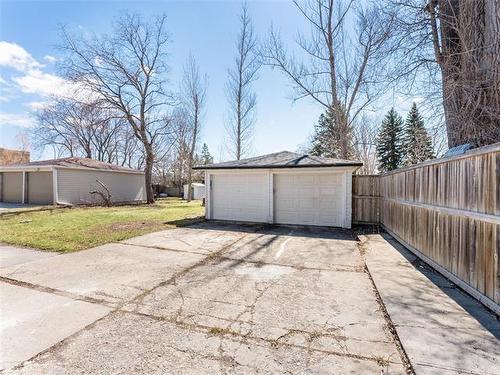 910 St Therese Ave, Winnipeg, MB 