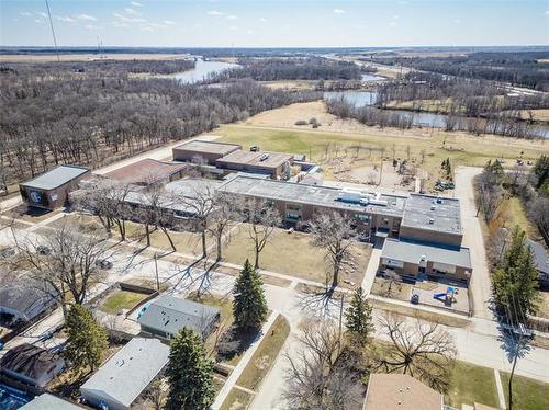 910 St Therese Ave, Winnipeg, MB 