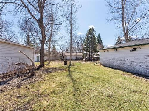 910 St Therese Ave, Winnipeg, MB 