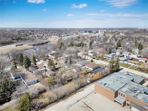 910 St Therese Ave, Winnipeg, MB 