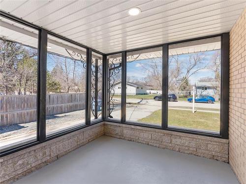 910 St Therese Ave, Winnipeg, MB 