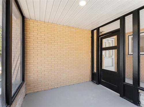 910 St Therese Ave, Winnipeg, MB 