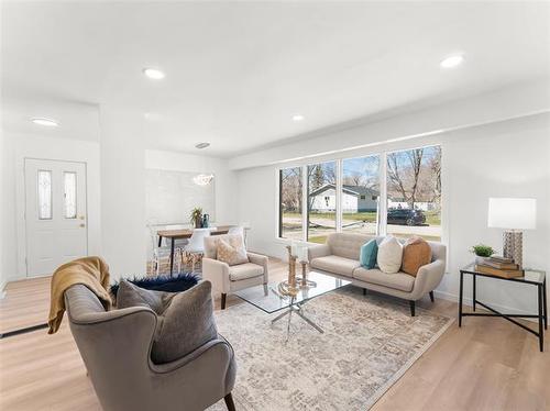 910 St Therese Ave, Winnipeg, MB 