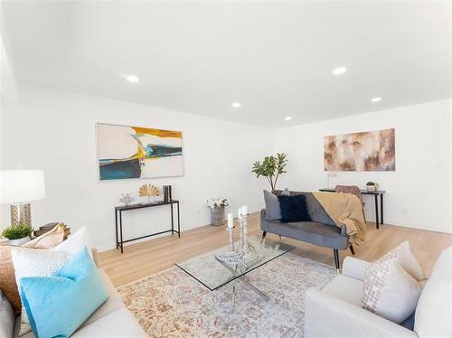 910 St Therese Ave, Winnipeg, MB 