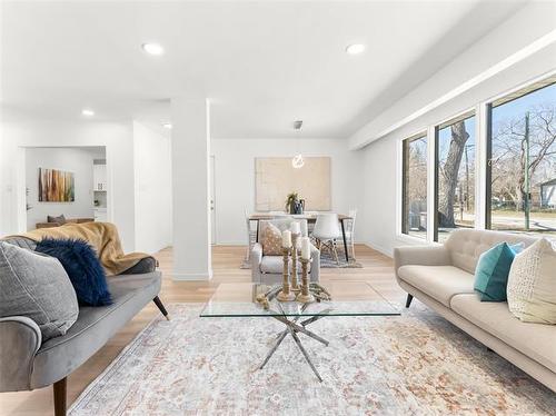 910 St Therese Ave, Winnipeg, MB 