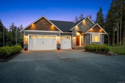 2294/2290 Waveland Rd Courtenay, BC V9J 1X8