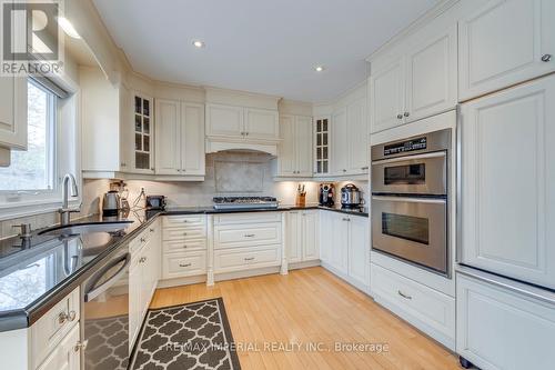 5859 Riverside Place, Mississauga, ON - Indoor Photo Showing Kitchen With Upgraded Kitchen