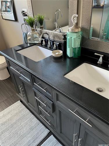 451 Hastings Crescent, Saskatoon, SK - Indoor Photo Showing Bathroom