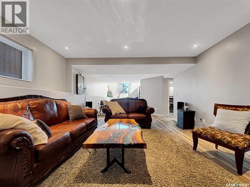 451 Hastings Crescent, Saskatoon, SK - Indoor Photo Showing Living Room