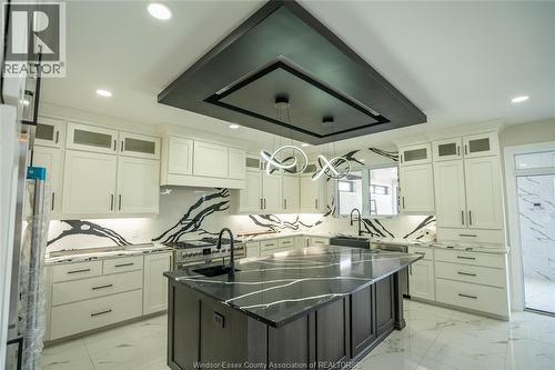 9 Cypress Pointe, Leamington, ON - Indoor Photo Showing Kitchen With Upgraded Kitchen