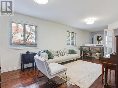 631 Doon South Drive, Kitchener, ON - Indoor Photo Showing Living Room