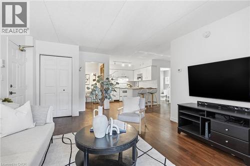 4015 Kilmer Drive Unit# 308, Burlington, ON - Indoor Photo Showing Living Room